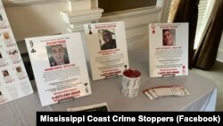ตัวอย่างหน้าไพ่ที่มีรายละเอียดของเหยื่ออาชญากรรมและหมายเลขติดต่อเพื่อให้เบาะแส ในงานเปิดตัวผลิตภัณฑ์ไพ่โดย Mississippi Coast Crime Stoppers เมื่อวันที่ 16 เมษายน 2024 (ที่มา: Facebook/Mississippi Coast Crime Stoppers)