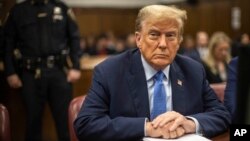 El expresidente Donald Trump aparece en el tribunal penal de Manhattan antes de su juicio en Nueva York, el 26 de abril de 2024.