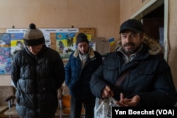 Yuri, a la derecha, Andrii, en el centro, y Vadim dicen que cambiar el nombre de su ciudad no trajo ninguna ayuda en absoluto, en Nueva York, Ucrania, el 20 de febrero de 2023.