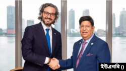 বাংলাদেশের পররাষ্ট্রমন্ত্রী ড. এ কে আব্দুল মোমেন এর সাথে আর্জেন্টিনার পররাষ্ট্র, আন্তর্জাতিক বাণিজ্য ও উপাসনামন্ত্রী সান্তিয়াগো আন্দ্রেস ক্যাফিয়েরো। (ফাইল ছবি) 