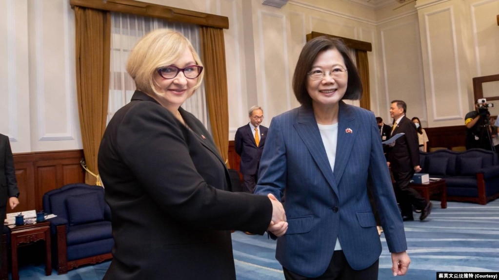 台灣總統蔡英文在台北歡迎波蘭眾議院外交委員會副主席巴杜斯率領的代表團訪問台灣。（2023年6月19日）
