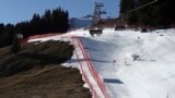Sportista juri niz stazu tokom alpskog skijanja, veleslalomske trke Svjetskog kupa za muškarce, u Adelbodenu, Švicarska, 7. januara 2023.
