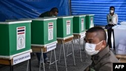 Seorang pemilih memberikan suara di TPS saat pemilihan umum Thailand di Bangkok pada 14 Mei 2023. (Foto: AFP/Lillian SUWANRUMPHA)