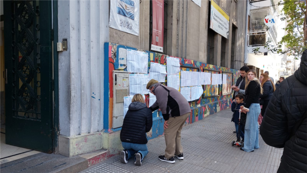 Los centros de votación cuentan con asistencia para personas de la tercera edad&nbsp;en Buenos Aires, Argentina.