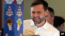 El candidato republicano a la vicepresidencia, el senador JD Vance, republicano por Ohio, pide helado en Olson's Ice Cream, el 7 de agosto de 2024, en Eau Claire, Wisconsin, EEUU.