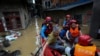 Tim evakuasi membantu sejumlah warga di area yang terdampak banjir di Nanping, China, pada 16 Juni 2024. (Foto: CNS/AFP)