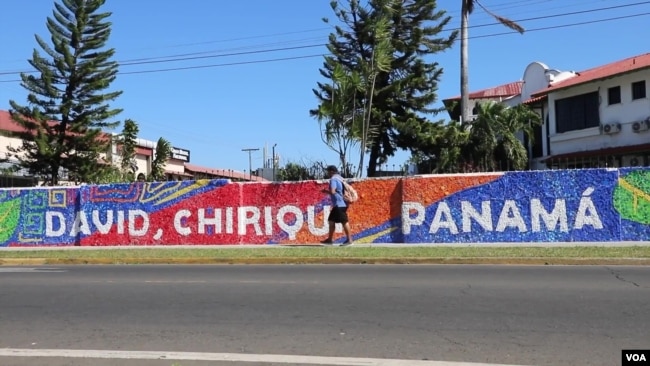 Mural ramah lingkungan karya seniman Óscar Olivares (dok: VOA)