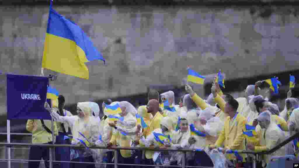 Perahu yang membawa Tim Ukraina menyusuri Sungai Seine di Paris, saat upacara pembukaan Olimpiade Musim Panas 2024, 26 Juli 2024. (Foto:&nbsp;Lindsey Wasson/AP Photo)