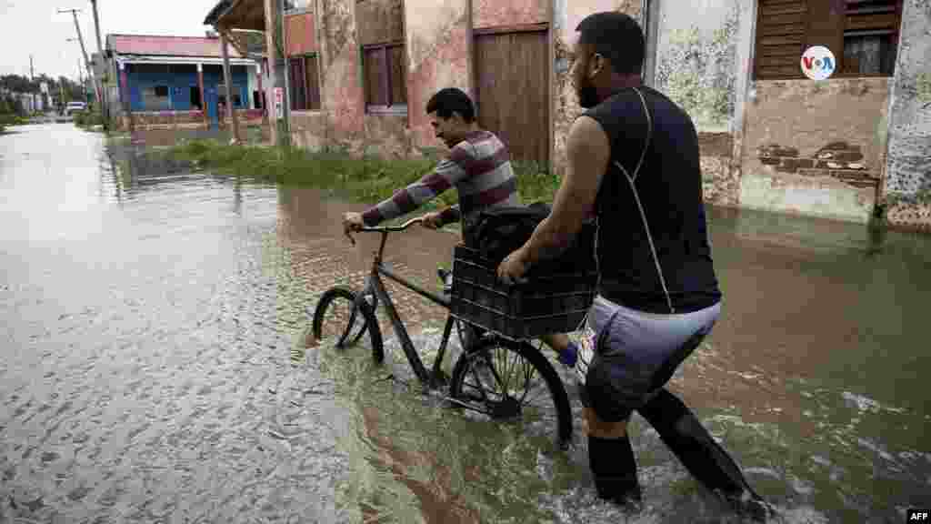 La baja de la presión atmosférica elevó la velocidad del viento e intensificó la fuerza del fenómeno. Las autoridades de Cuba decretaron alarma ciclónica en la región afectada y pidieron a los residentes tomar precauciones.&nbsp;