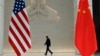 Bendera Amerika Serikat dan China terlihat berkibar sebelum kunjungan Menteri Keuangan AS Janet Yellen ke kantor pusat Bank Sentral di Beijing pada 8 April 2024.