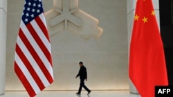 Bendera Amerika Serikat dan China terlihat berkibar sebelum kunjungan Menteri Keuangan AS Janet Yellen ke kantor pusat Bank Sentral di Beijing pada 8 April 2024.