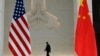 Bendera AS dan China sebelum kedatangan Menteri Keuangan AS Janet Yellen ke kantor pusat bank sentral di Beijing pada 8 April 2024. (Foto: AFP)