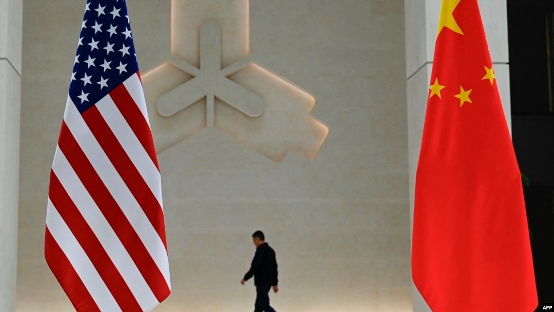 Bendera AS dan China sebelum kedatangan Menteri Keuangan AS Janet Yellen ke kantor pusat bank sentral di Beijing pada 8 April 2024. (Foto: AFP)