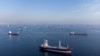 Kapal-kapal komersial yang membawa biji-bijian dalam kesepakatan biji-bijian Laut Hitam menunggu untuk melintasi Selat Bosphorus, di Istanbul, Turki, 31 Oktober 2022. (Foto: Umit Bektas/Reuters)