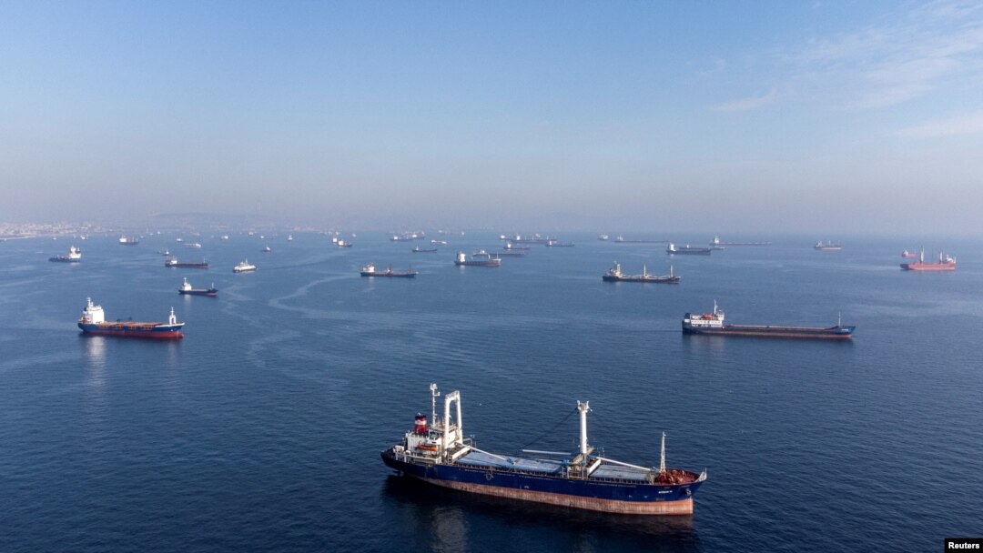 Торговые суда с зерном пересекают Черное море