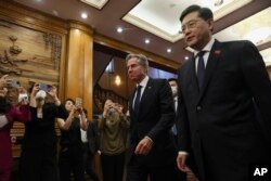 2023年6月18日，中国外长秦刚同前一天到达北京的美国国务卿布林肯一同走入北京钓鱼台国宾馆。