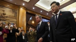 Američki državni sekretar Antony Blinken šeta s kineskim ministrom vanjskih poslova Qin Gangom, u Peking, Kina, 18. juni 2023.