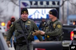 La policía responde a la escuela secundaria Perry en Perry, Iowa, el jueves 4 de enero de 2024. La policía dice que ha habido un tiroteo en la escuela secundaria de la ciudad. (Foto AP/Andrew Harnik)