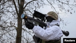 一位乌克兰军人在进行肩扛式“毒刺”防空导弹的操练。（2023年2月11日）