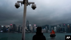 Camera giám sát tại Cảng Victoria, Hong Kong, 11/3/2024 (AP Photo/Louise Delmotte)