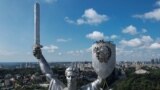 Работниците го симнуваат советскиот амблем од штитот на споменикот &bdquo;Татковина&ldquo; во комплексот на музејот од Втората светска војна во Киев, Украина.