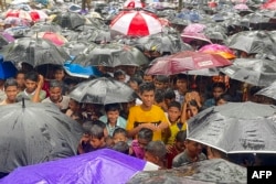 Pengungsi Rohingya berkumpul dalam aksi unjuk rasa memperingati 6 tahun hari genosida, di Ukhia pada 25 Agustus 2023. (Foto: AFP)