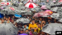 Pengungsi Rohingya berkumpul dalam aksi unjuk rasa memperingati 6 tahun hari genosida, di Ukhia pada 25 Agustus 2023. (Foto: AFP)