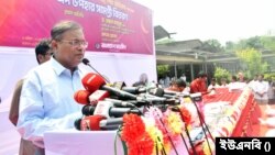 ঢাকা বিশ্ববিদ্যালয়ের টিএসসি প্রাঙ্গণে ঈদ উপহার বিতরণ অনুষ্ঠানে ড. হাছান মাহমুদ। ৯ এপ্রিল, ২০২৪।