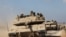 이스라엘군 탱크와 군용차량들이 13일 남부지역 가자지구 접경에서 이동하고 있다.
