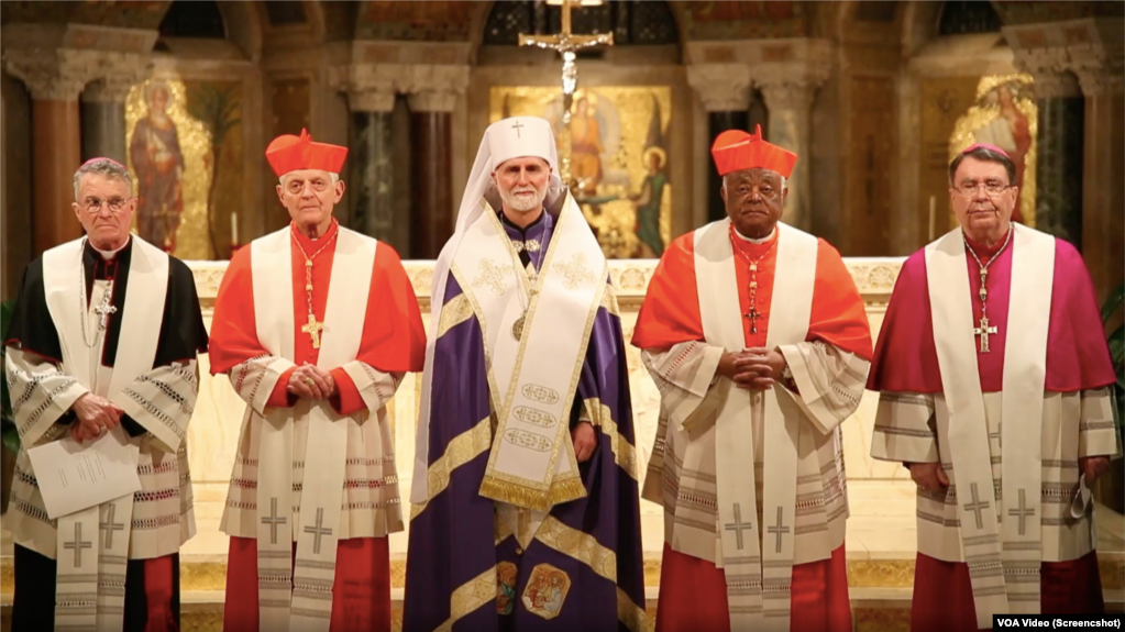 Митрополит Філадельфійський Борис Ґудзяк та архиєпископ Вашингтона кардинал Вілтон Грегорі під час спільної молитви за Україну у США 