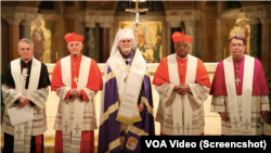 Митрополит Філадельфійський Борис Ґудзяк та архиєпископ Вашингтона кардинал Вілтон Грегорі під час спільної молитви за Україну у США
