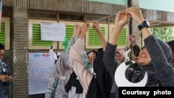 Sejumlah peserta berpartisipasi dalam kegiatan pada program Bengkel Hijrah Iklim yang digelar di Pondok Pesantren Ekologi Miskyat Al-Anwar, Bogor, Jawa Barat, pada 17-21 Oktober 2022. (Foto: Courtesy of MOSAIC)