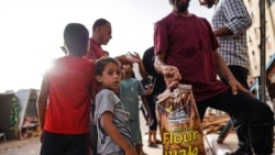 Orang-Orang Palestina mengumpulkan makanan yang dikirim melalui udara di Kota Hamad, di wilayah Khan Yunis di selatan Jalur Gaza, Kamis, 4 Juli 2024. (Foto: Bashar Taleb/AFP)