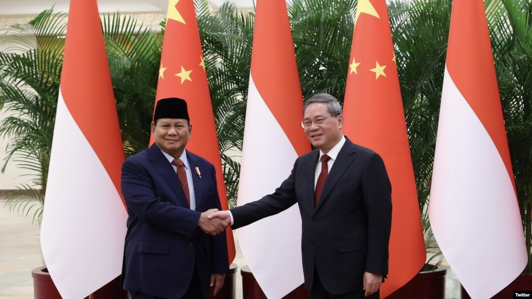 Setelah sehari sebelumnya menemui Presiden China, Xi Jinping, Menteri Pertahanan Prabowo Subianto melakukan kunjungan kehormatan kepada Perdana Menteri China H.E. Li Qiang, di Beijing, China, Selasa (2/4). (Twitter/@Kemhan_RI)