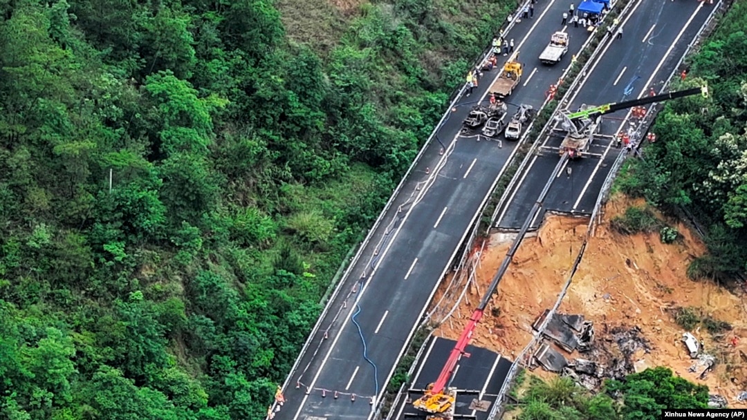 中國廣東梅州的梅大高速公路茶陽路段路面發生塌陷，造成多人死傷。 （2024年5月1日）