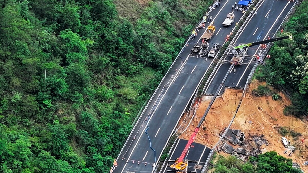 中国广东梅州一段高速路塌陷致24人亡30人伤