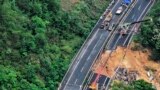 中国广东梅州的梅大高速公路茶阳路段路面发生塌陷，致多人死伤。（2024年5月1日）
