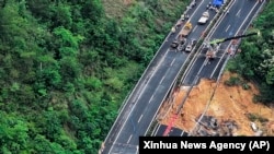 Tim penyelamat bekerja di lokasi bagian jalan yang runtuh di Jalan Tol Meizhou-Dabu di Meizhou, Provinsi Guangdong, China selatan, Rabu, 1 Mei 2024. (Kantor Berita Xinhua via AP)