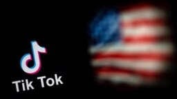 Foto ilustrasi yang menunjukkan logo dari media sosial TikTok bersanding dengan bendera AS. Foto diambil pada 14 September 2020. (Foto: AFP/Nicolas Asfouri)