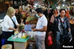 Suasana pasar tradisional di Depok, pinggiran Jakarta, 2 Juni 2022. (REUTERS/Ajeng Dinar Ulfiana)