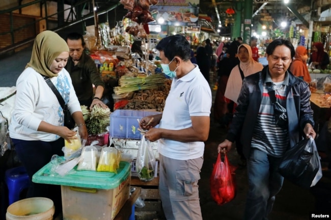 Suasana pasar tradisional di Depok, pinggiran Jakarta, 2 Juni 2022. (REUTERS/Ajeng Dinar Ulfiana)