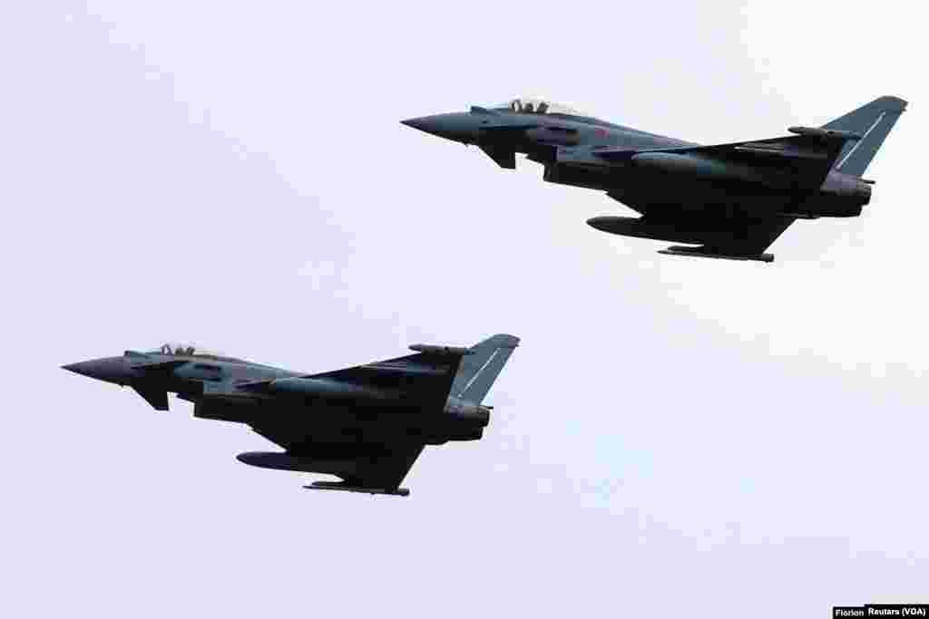 Aviones Eurofighter Typhoon sobrevolaron antes de aterrizar en la nueva pista, observados por representantes de la OTAN y diplomáticos.