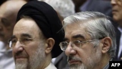 بیانیه‌های اخیر میرحسین موسوی و سید محمد خاتمی در هفته‌های اخیر موضوع بحث و جدل بین نیروهای سیاسی داخل و خارج از ایران شده است.