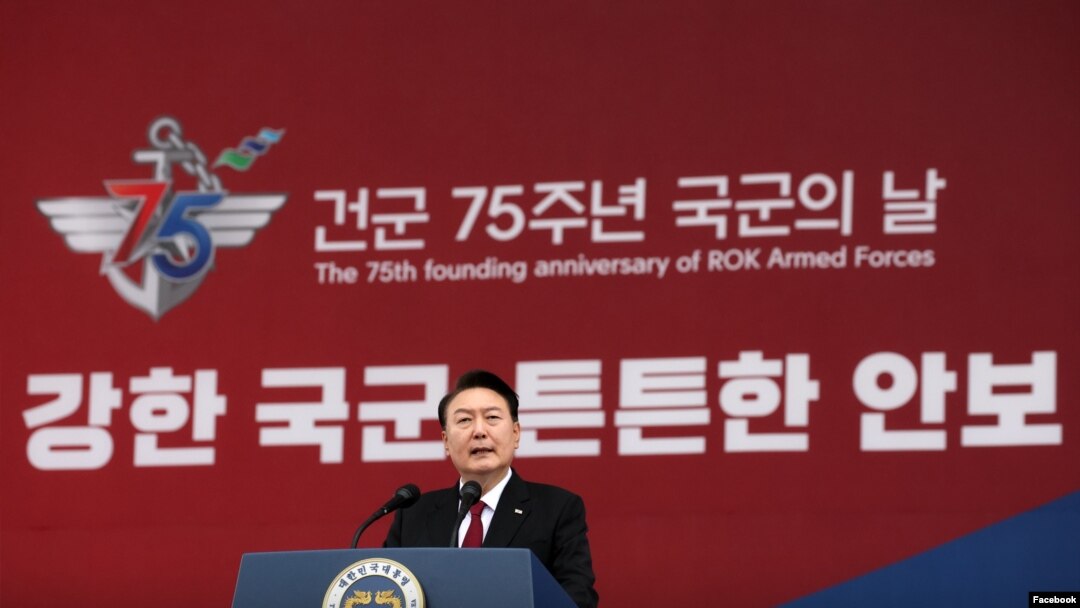 윤석열 한국 대통령이 26일 성남 서울공항에서 열린 제75주년 국군의날 기념식에서 기념사를 하고 있다. (한국 대통령실 페이스북)