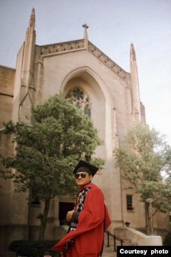 Herman Manoe di depan Marsh Chapel di Kampus Boston University (foto: courtesy).