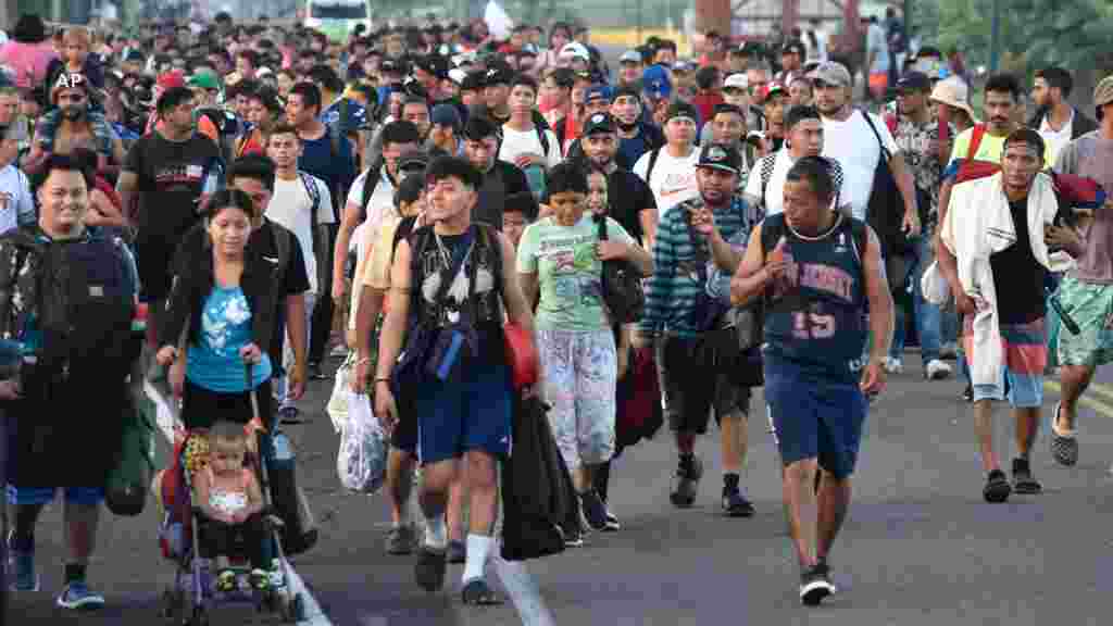 Familias completas, mujeres con sus bebés y niños muy pequeños avanzan por Tapachula y aspiran a hacer unos 40 kilómetros cada 24 horas. (AP)