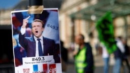 Sebuah plakat bergambar Presiden Prancis Emmanuel Macron dan slogan "49.3, karena ini proyek saya" terlihat di dekat stasiun kereta api di Nice, Prancis, saat berlangsungnya aksi mogok para pekerja Prancis, 22 Maret 2023. (REUTERS/Eric Gaillard)