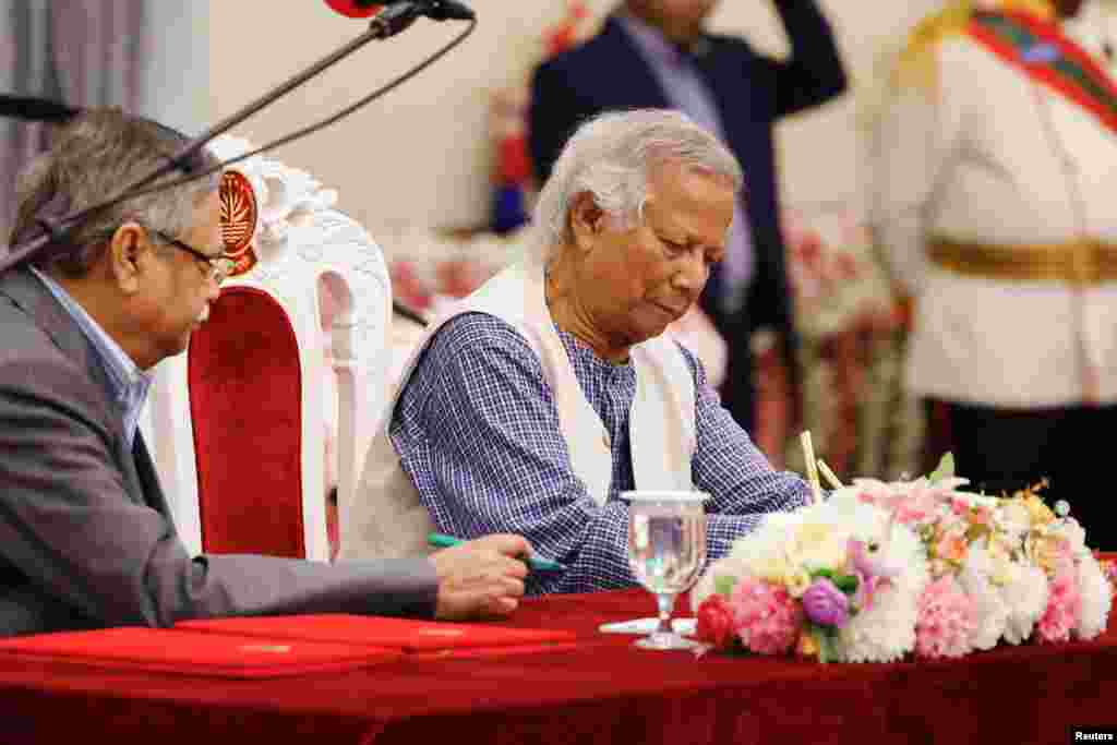 Peraih Nobel Muhammad Yunus menandatangani buku sumpah jabatan sebagai kepala pemerintahan sementara Bangladesh di Bangabhaban, Dhaka pasca mundurnya PM Sheikh Hasina. (Reuters)&nbsp;