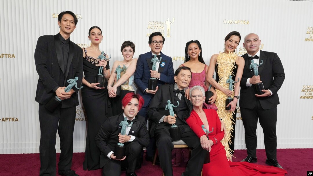 El elenco de “Everything Everywhere All at Once” posa en la sala de prensa de la 29ª entrega anual de los Premios del Sindicato de Actores de la Pantalla el domingo 26 de febrero de 2023 en el Fairmont Century Plaza de Los Ángeles. (Foto de Jordan Strauss/Invision/AP)