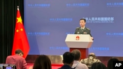 中国国防部发言人吴谦在北京的记者会上。（2023年12月28日）